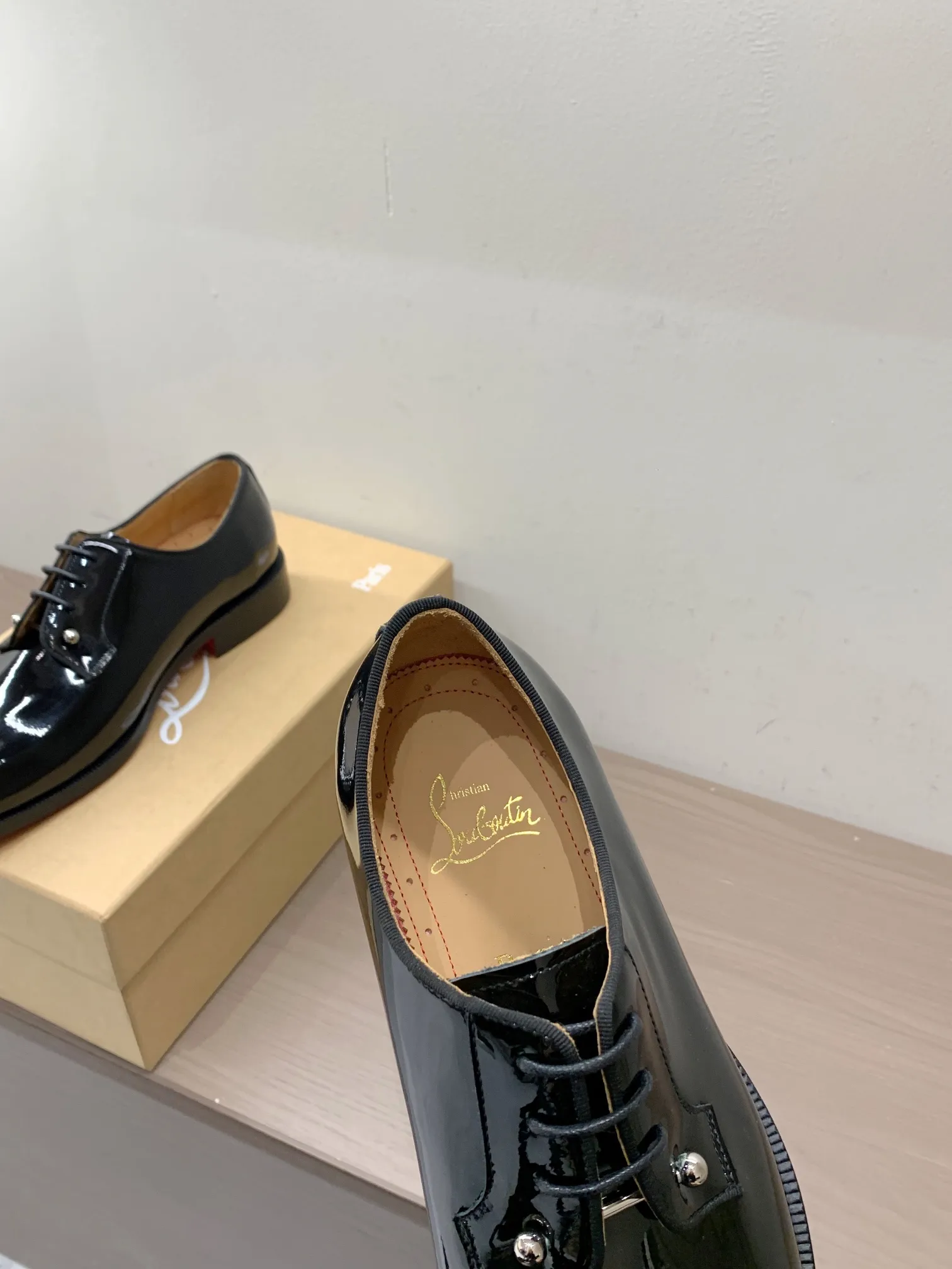 [CL red sole shoes] Top P: 1020💰 Size 39-44 (38.45.46 custom-made, non-returnable) Christian Louboutin men's classic Oxford shoes, men's business formal leather shoes💫Original molding, 1:1 replica, specially made for nobles. The unique shoe shape is unique and 100% comfortable! The whole shoe is made of imported Italian cowhide material, carefully selected, with fine pores and rich luster. Cow leather lining, soft and comfortable, sweat-absorbent and breathable. Genuine leather outsole, non-slip and wear-resistant, full of texture, elegant and luxurious overall, integrating comfort, formality and luxury! The Rolls Royce of shoes!